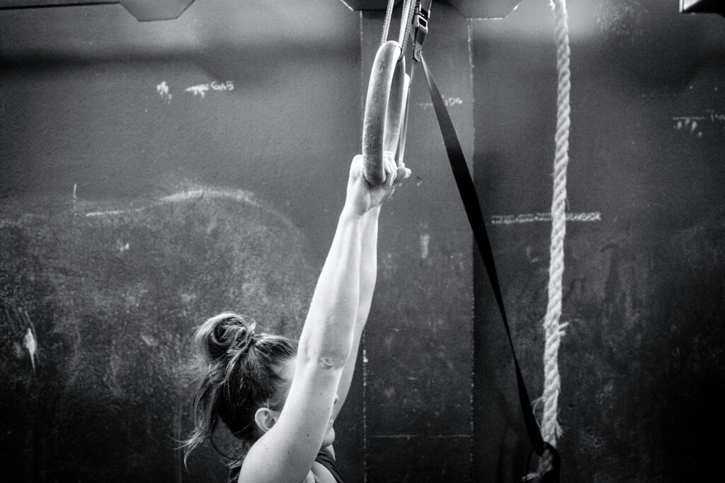 woman practicing a ring dead hang