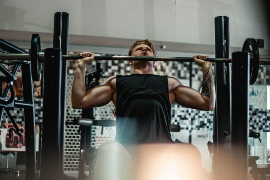 man doing shoulder press for bodybuilding